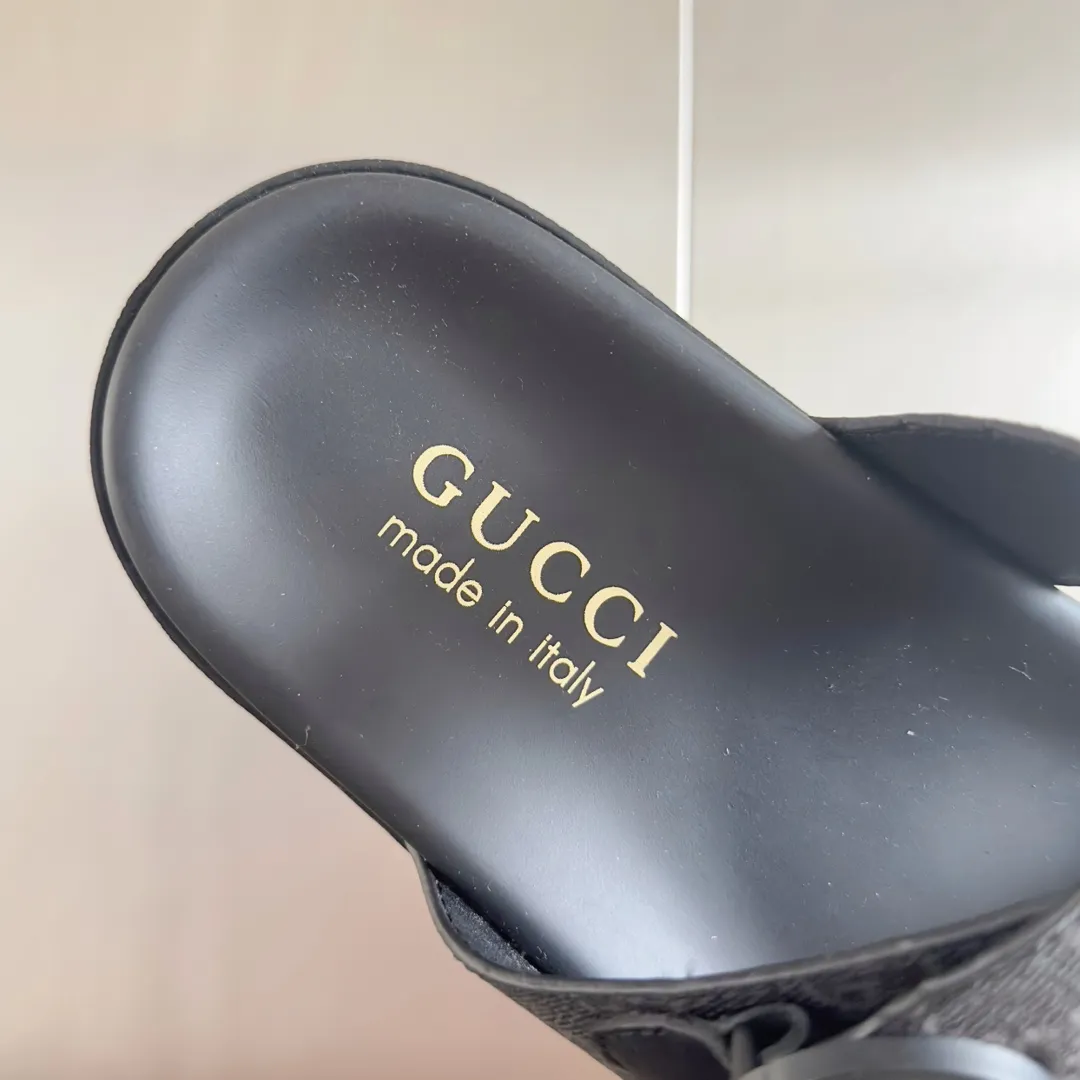 [G Home] Men's Men's Shoes💰: 300💰Size: 38-45 🆕2024Gucci Gucci Summer New Style Double G Presbyopia Flip-flops Cross Sandals Thick Sole Slippers Beach Shoes Original Purchase and Development Production G family's 2024 new summer dark horse items, fashion bloggers at home and abroad have put on the show, and it has become popular on social platforms at home and abroad. Fashionistas must pay for it, and they spend a lot of money to create ingenious craftsmanship and accurately restore every detail. Exquisite packaging at the delivery counter🛍📦 ▪️ Fabric: Original imported double G presbyopic leather ▪️ Lining: Original imported leather ▪️ Sole: Original open molded T men's shoes 💰U outsole ▪️ Bottom thickness: 3CM